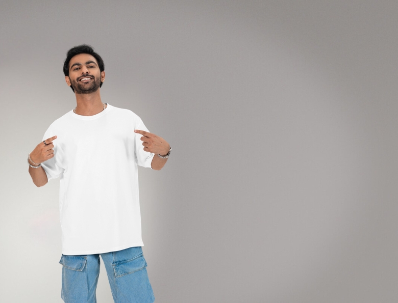 Men’s white oversized t-shirt – minimal everyday style by SAMIO